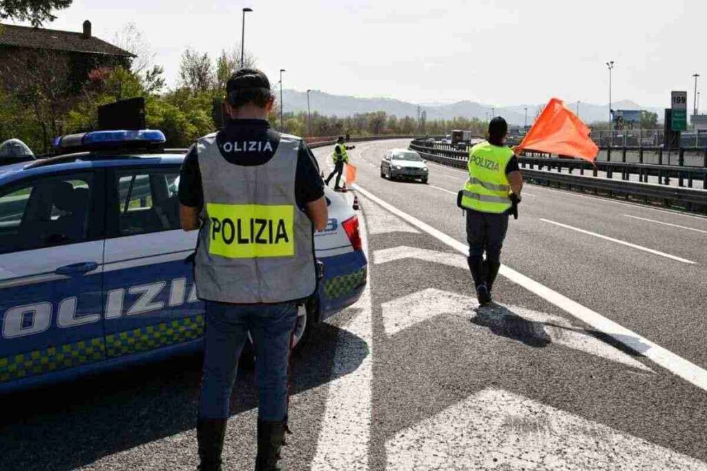 Vano segreto nell'auto: fermato 25enne con 10 panetti di cocaina. Droga nascosta in auto, arrestato cittadino albanese nei pressi di Bologna.