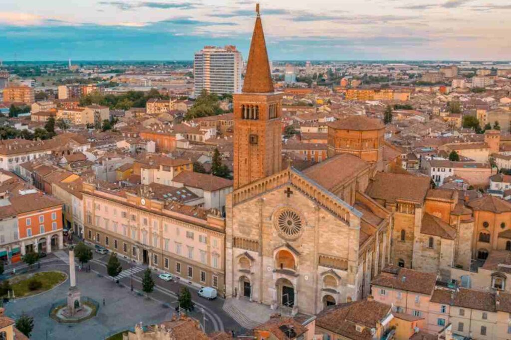 Piacenza tra storia e futuro: un viaggio nella città emiliana. Il passato e il presente di Piacenza tra cultura e innovazione. Una città tra tradizione e cambiamento: il volto di Piacenza. Esplorare Piacenza: storia, eventi e nuove prospettive. 