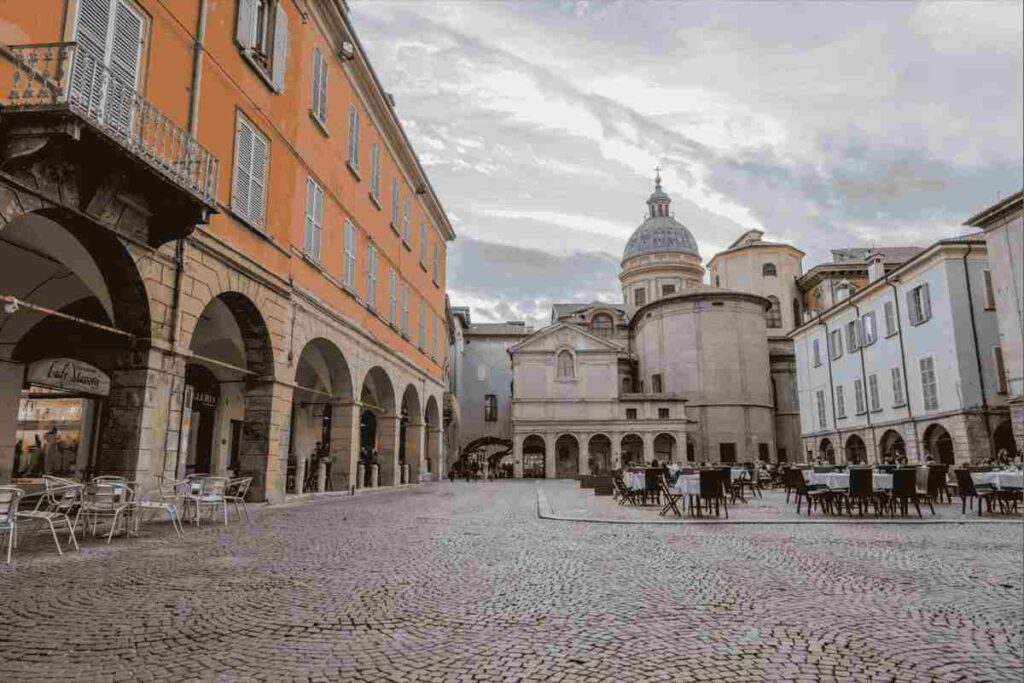 Cultura a Reggio Emilia: tra storia e innovazione. Reggio Emilia e il suo patrimonio culturale. La cultura reggiana tra teatro, arte e gastronomia. Reggio Emilia: una città d’arte e sapere.