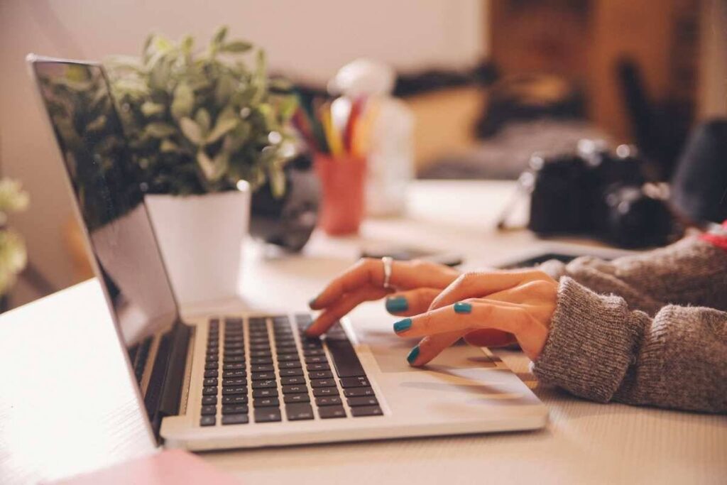 Parole che contano: innovazioni nel dating online. Linguaggio digitale: nuovi trend nel mondo del dating. Il potere delle parole nel mondo digitale del dating. Nuove espressioni per nuove relazioni: il caso Tinder. 
