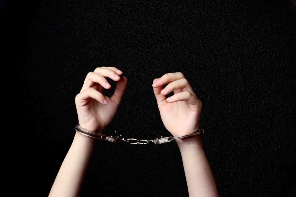 Tragedia familiare a Reggio Emilia: accoltella il marito, è in arresto. Violenta lite in casa: donna accoltella il marito, arrestata. Reggio Emilia, accoltella il marito: i vicini chiamano i soccorsi. Accoltella il marito durante un litigio: arrestata una donna. 
