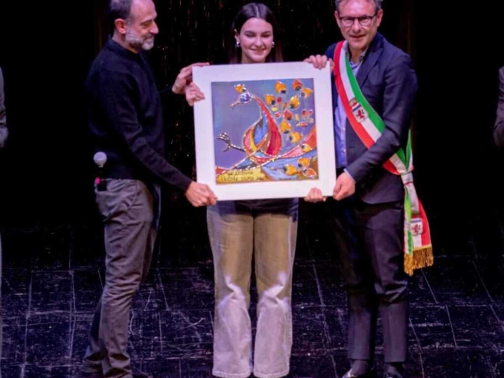 Alice Mordenti, sedicenne faentina, conquista tutti. La musica ricorda Gurioli e celebra il futuro. Federica Caseti Balucani guida la giuria al Pavone d’Oro. 
