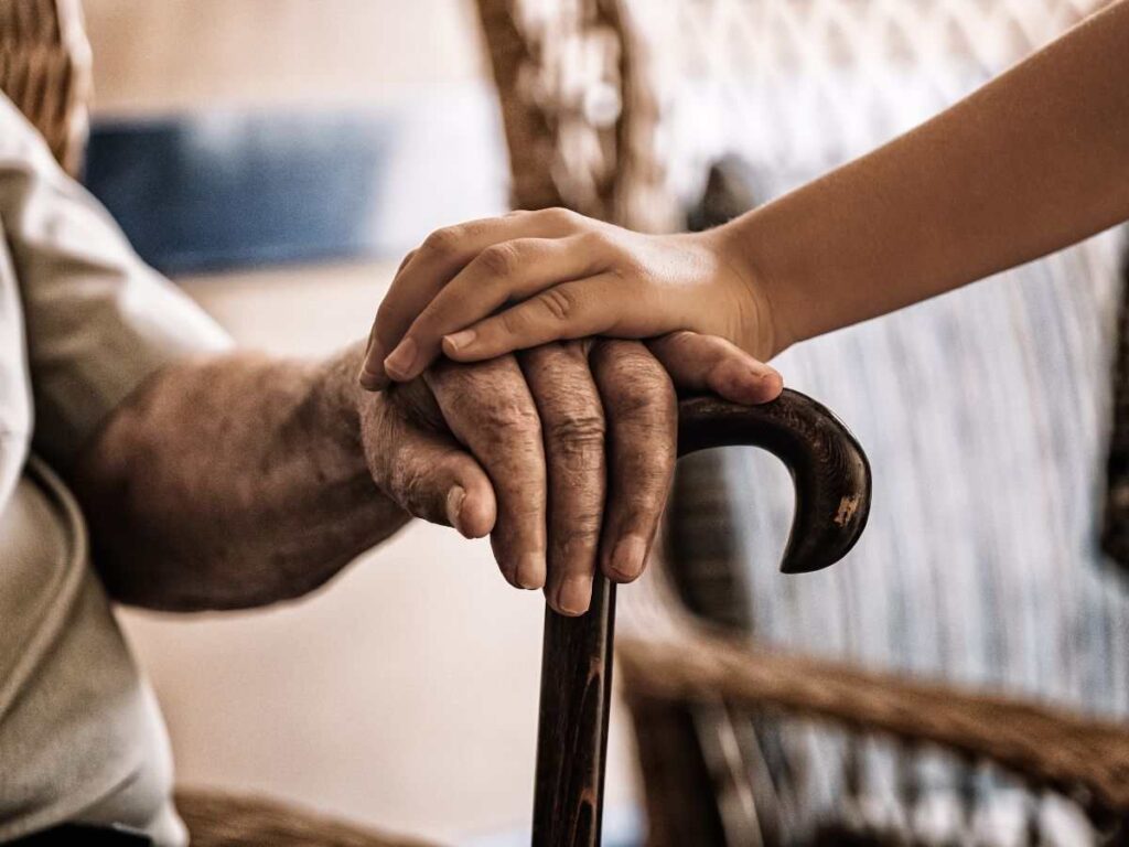 Soldi sottratti con l'inganno: un'anziano riminese vittima di una truffa. Processo per truffa ed estorsione: una 49enne rischia grosso. Gup chiamato a decidere sul caso di truffa a un 75enne. Rimini, anziano derubato: chiesto il processo per la sospettata.