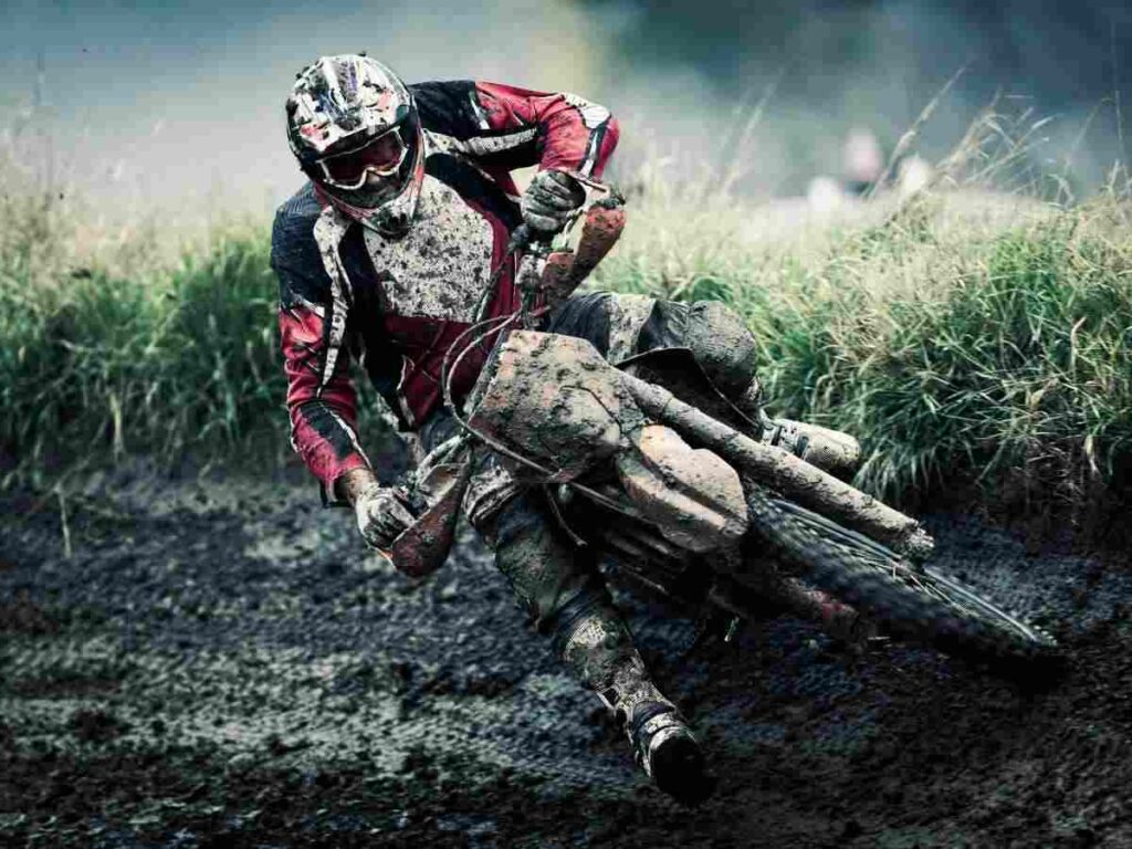 Castel San Pietro, crossista stroncato da un infarto in pista. Incidente al campo da cross: motociclista muore per un malore. Crossodromo sotto shock: motociclista si accascia e muore. Castel San Pietro, malore in pista: tragedia al crossodromo. 