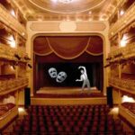 La grande sfida dell'improvvisazione: Cesena contro Napoli. Teatro senza copione: Theatro Cesena sfida Coffee Brecht Napoli. Una serata di improvvisazione al Teatro Victor. Il pubblico decide: chi vincerà la sfida d'improvvisazione? 