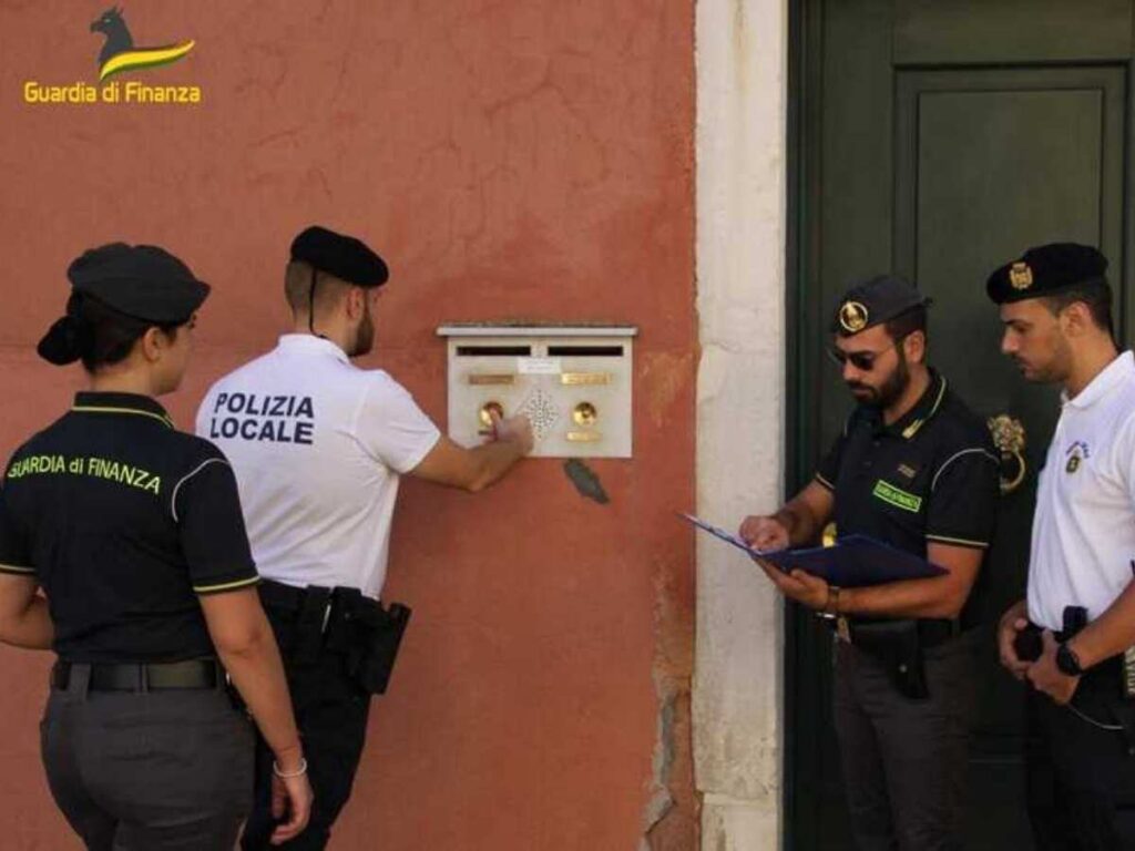 Guardia di Finanza e Polizia locale smascherano gli affitti illegali. Bologna, controlli a tappeto sugli affitti turistici: 250 irregolari. Turismo irregolare a Bologna, raffica di sanzioni.