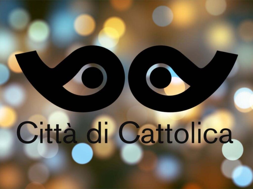 Le nuove luci di Cattolica: un viaggio tra cinema e magia. Un'illuminazione da sogno per la città di Cattolica. Cattolica brilla con le nuove installazioni luminose.