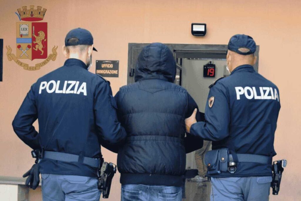 Migrante sbarcato e subito arrestato: era ricercato per rapina. Identificato e arrestato: 30enne gambiano in manette. Fermato dopo lo sbarco: doveva scontare una condanna. Controlli sugli sbarchi: arrestato un ricercato. 
