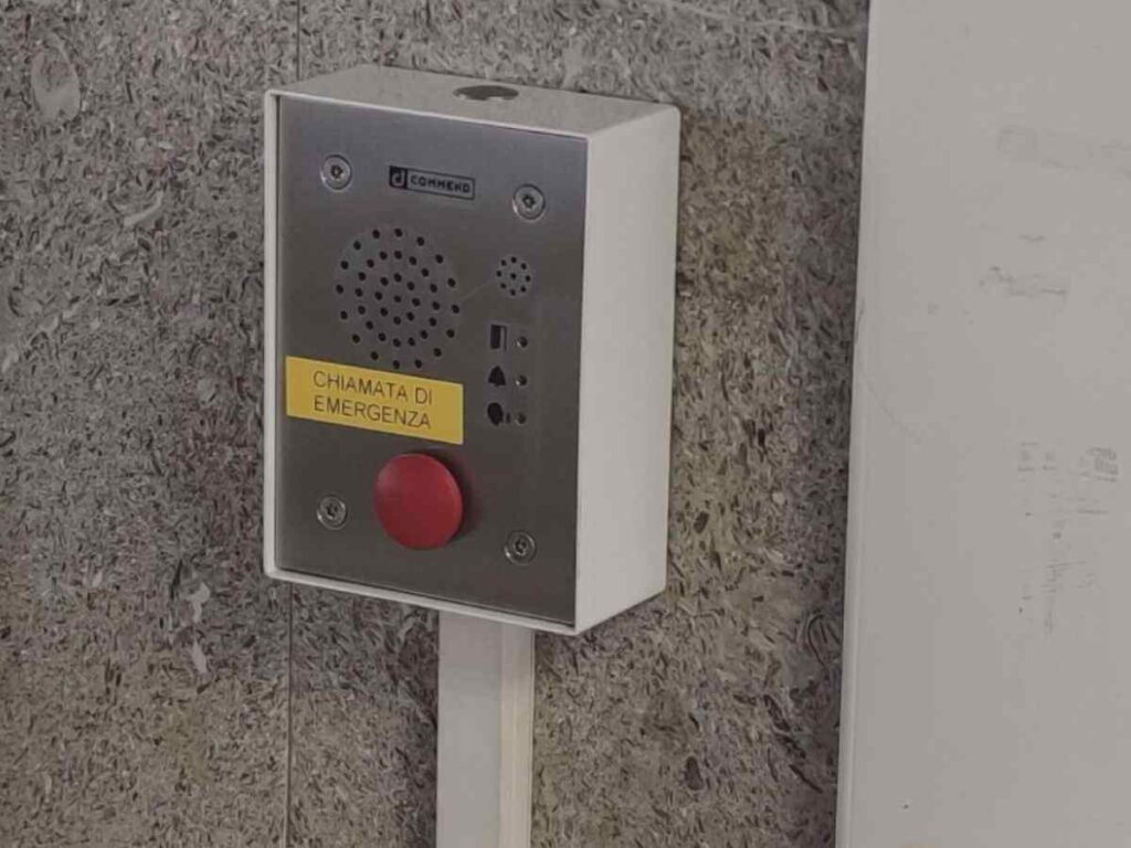 Meno violenza negli ospedali grazie ai pulsanti anti-aggressione. Una risposta concreta alle aggressioni nei pronto soccorso. Pulsanti anti-aggressione: un aiuto per il personale sanitario. Ospedali più sicuri: attivata la prima fase del progetto. 