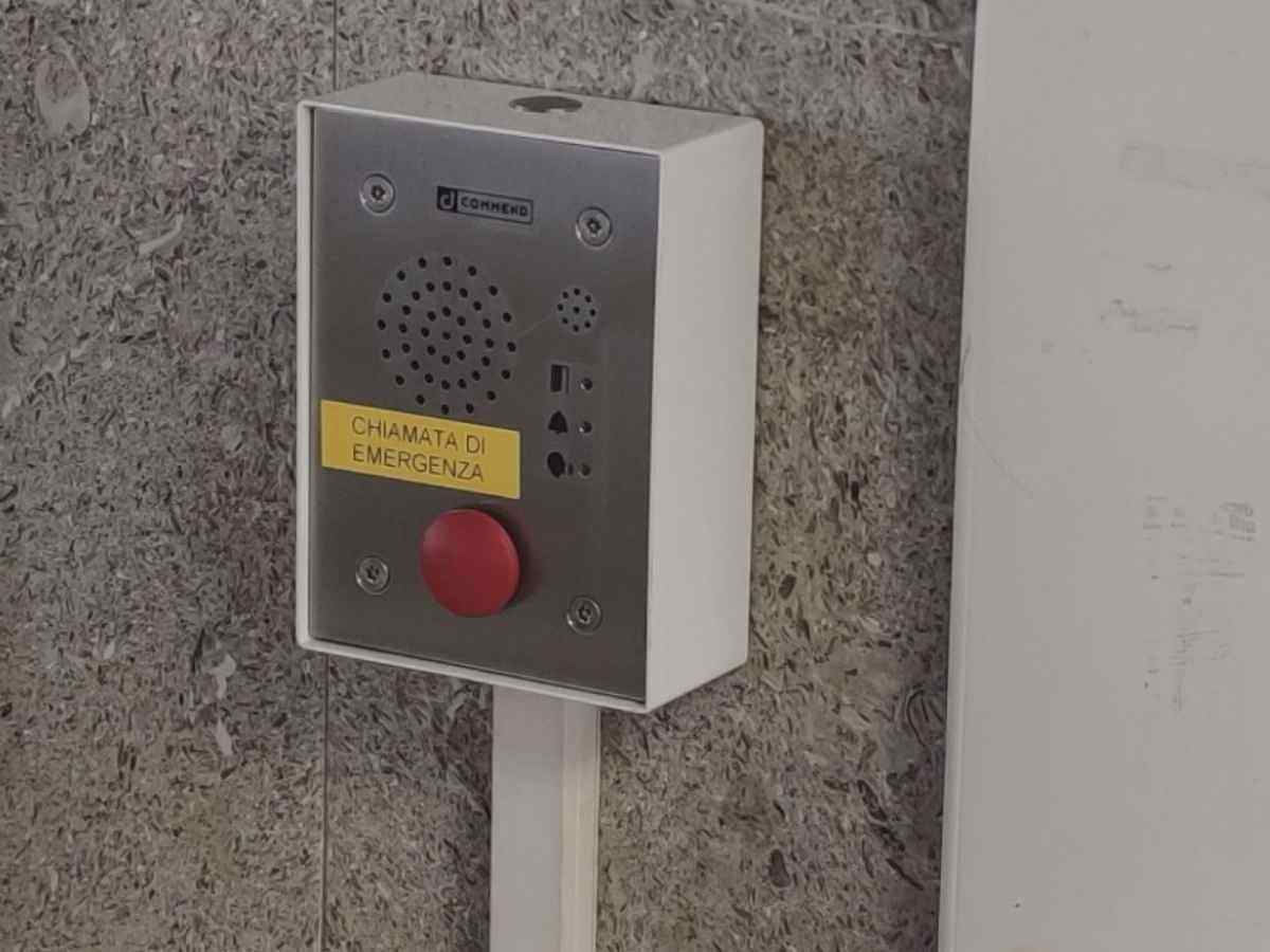 Meno violenza negli ospedali grazie ai pulsanti anti-aggressione. Una risposta concreta alle aggressioni nei pronto soccorso. Pulsanti anti-aggressione: un aiuto per il personale sanitario. Ospedali più sicuri: attivata la prima fase del progetto.