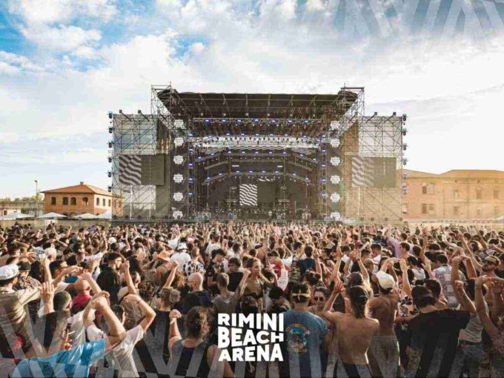 Rimini, spettacoli sulla sabbia: la sfida della sostenibilità. Estate 2025: la Beach Arena torna tra contestazioni e vincoli. Rimini Beach Arena: l’ambiente chiede più ascolto.