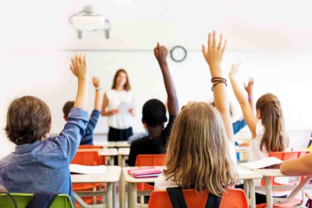 A Riccione nasce un modello di rete per il benessere scolastico. Il Distretto di Riccione investe nella salute mentale degli studenti. Insieme per una scuola più attenta ai bisogni emotivi. A scuola con più ascolto: firmato il protocollo biennale a Riccione.