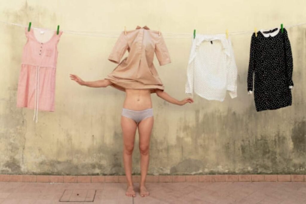 "Bucato": la mostra fotografica di Sandra Lazzarini arriva a Fusignano. Autoritratti e vita quotidiana: la mostra "Bucato" di Sandra Lazzarini. Sandra Lazzarini espone "Bucato" all’auditorium "Arcangelo Corelli".