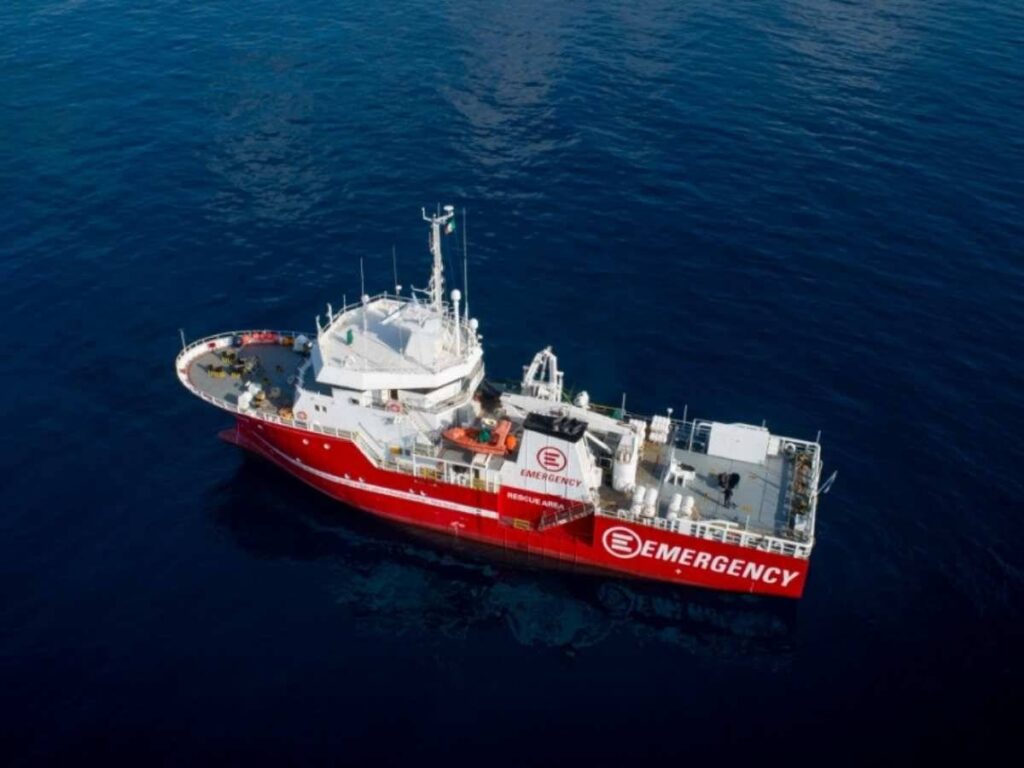 A Ravenna la mostra fotografica sulla nave di Emergency. Emergency in mostra: volti e storie dal mare. La nave Life Support protagonista alla Biblioteca Classense.