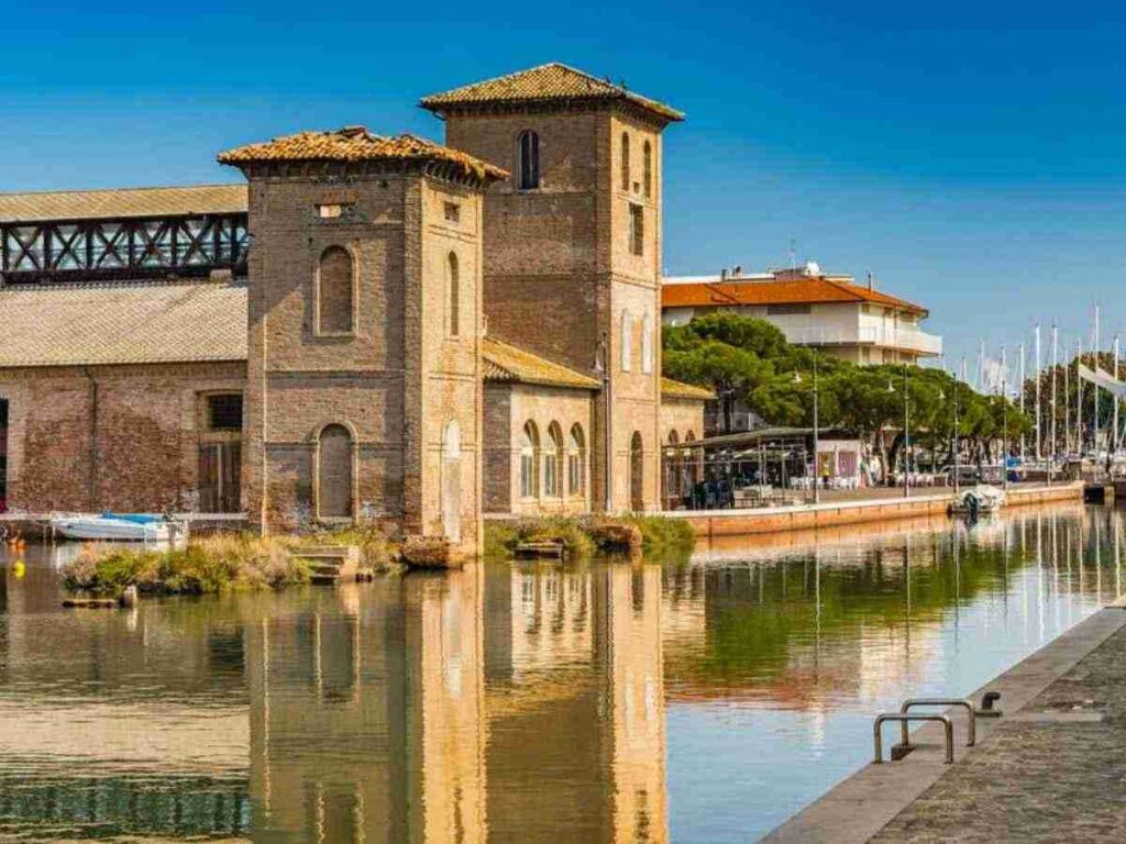 Un gesto concreto per Traversara all’interno della mostra “Grano Salis”. Traversara non è sola: la cerimonia di solidarietà a Cervia. “Grano Salis” tra arte e aiuto: a Cervia il sostegno per Traversara. Cervia per Traversara: la comunità si unisce per la ricostruzione. 