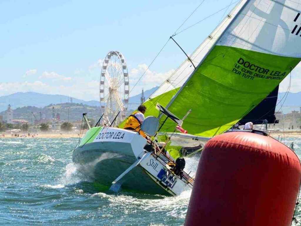 La vela che racconta il tempo e la memoria. La 24 Ore di San Marino tra sport e narrazione. Vento e storie: la vela diventa racconto. 