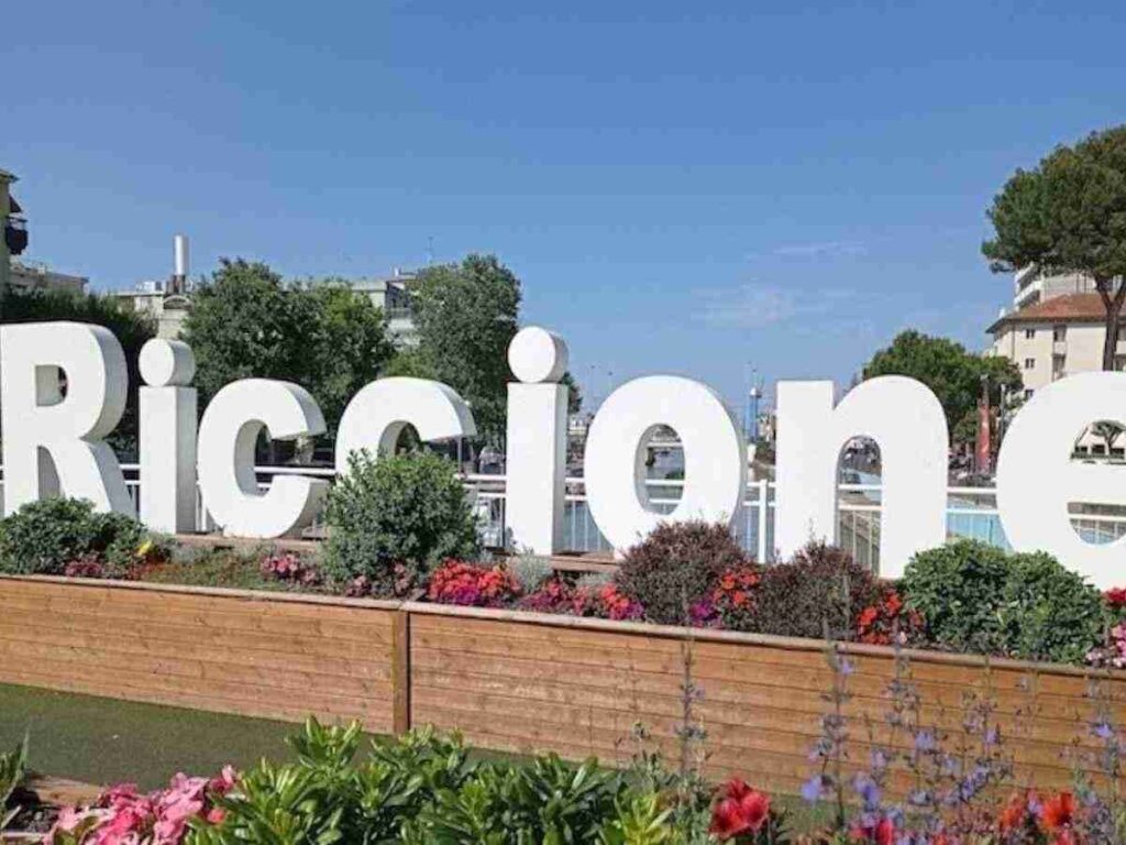 Turismo a Riccione: obiettivo ambizioso e visione sostenibile. Il futuro del turismo riccionese passa da digitalizzazione e qualità. Un milione di arrivi entro il 2030: Riccione svela il suo piano. Riccione rilancia il turismo con una strategia a lungo termine. 