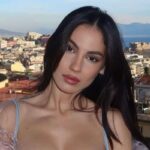 Giulia De Lellis in posa con mare alle spalle