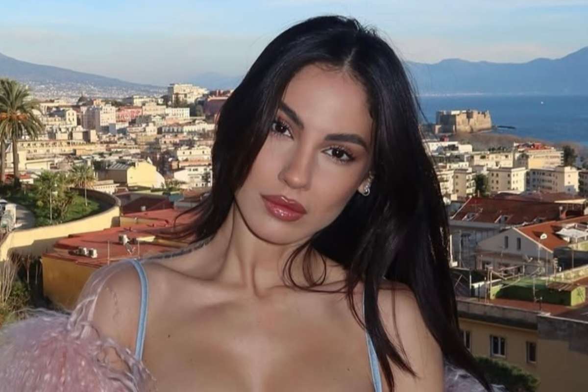 Giulia De Lellis in posa con mare alle spalle