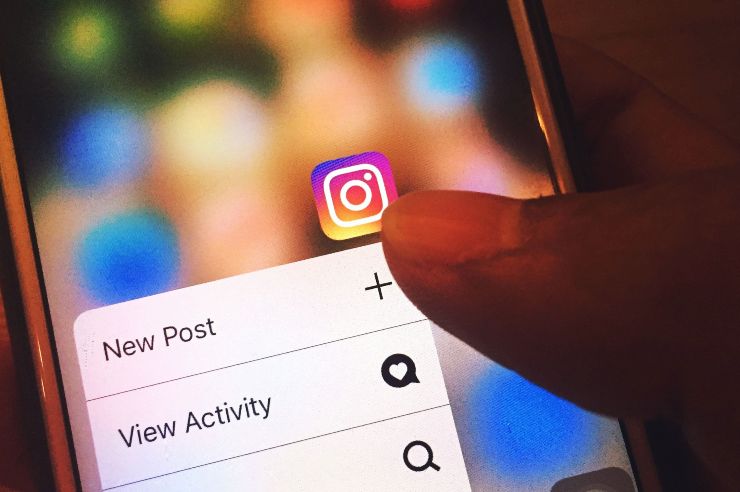 Persona seleziona app di Instagram dallo smartphone
