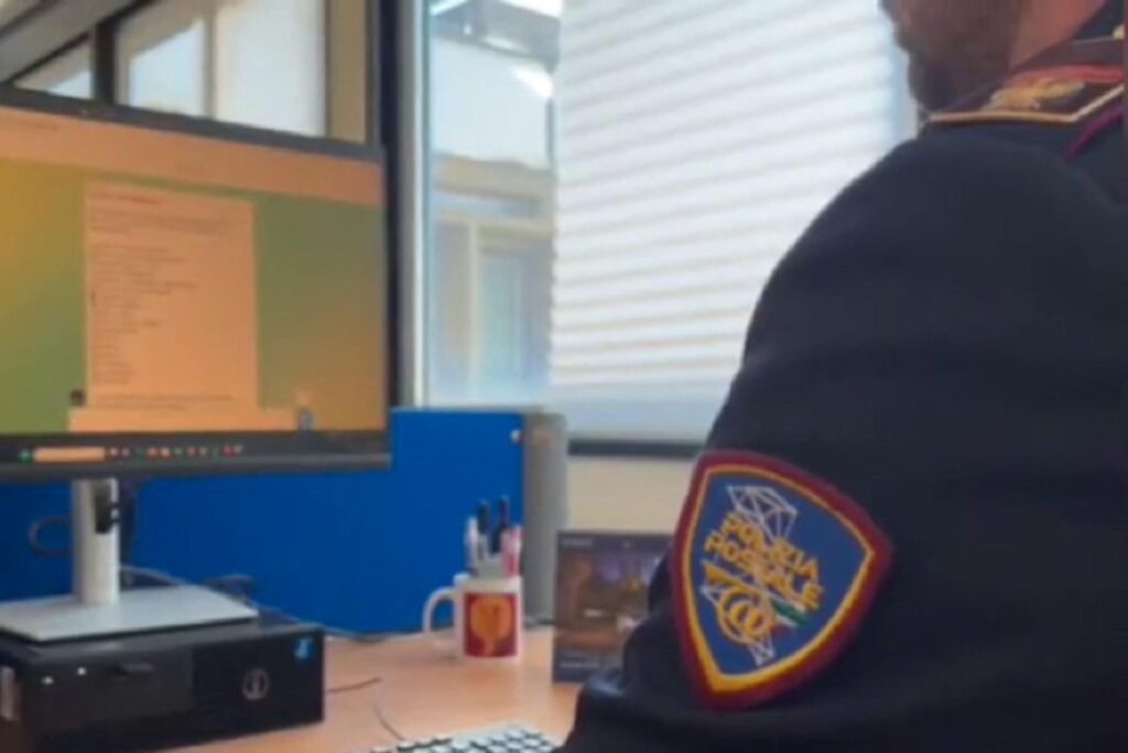 Agente della polizia postale che lavora al PC