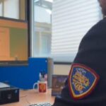 Agente della polizia postale che lavora al PC