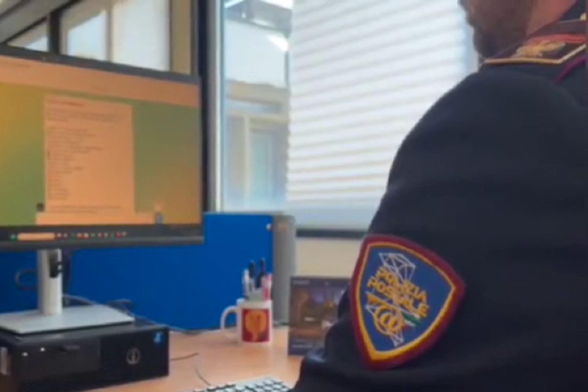 Agente della polizia postale che lavora al PC