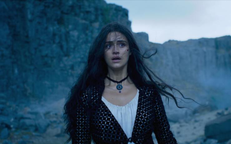 Anya Chalotra nei panni di Yennefer