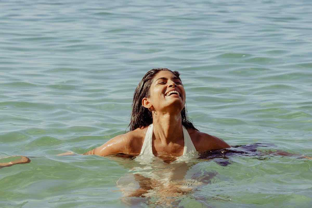 Donna che fa bagno a mare