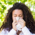 Donna che si soffia il naso