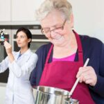 sfondo nonna che cucina e scienziata che studia molecole