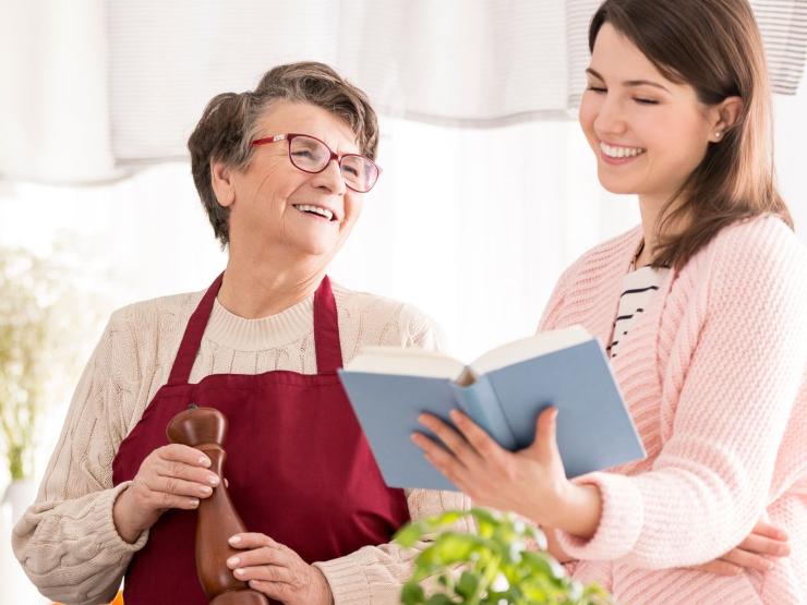 nonna e nipote cucinano insieme
