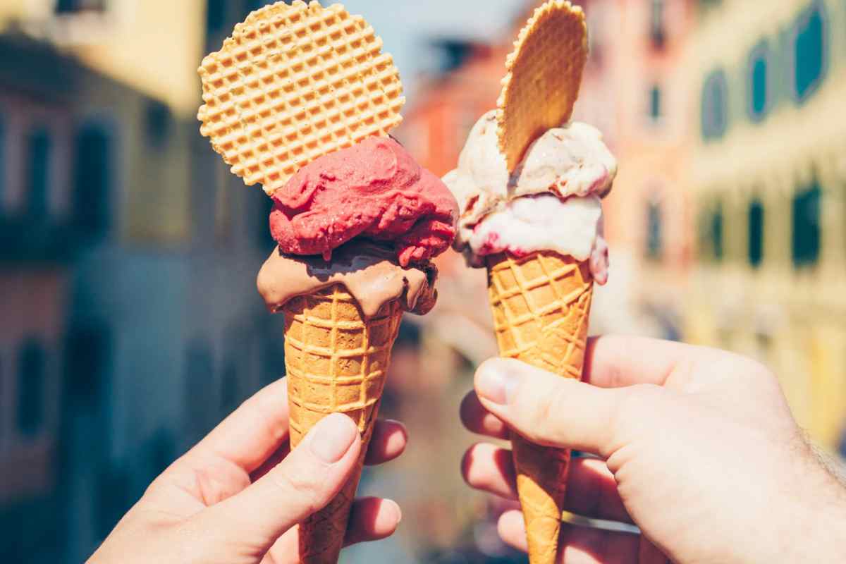 Due gelati con cono e cialdine