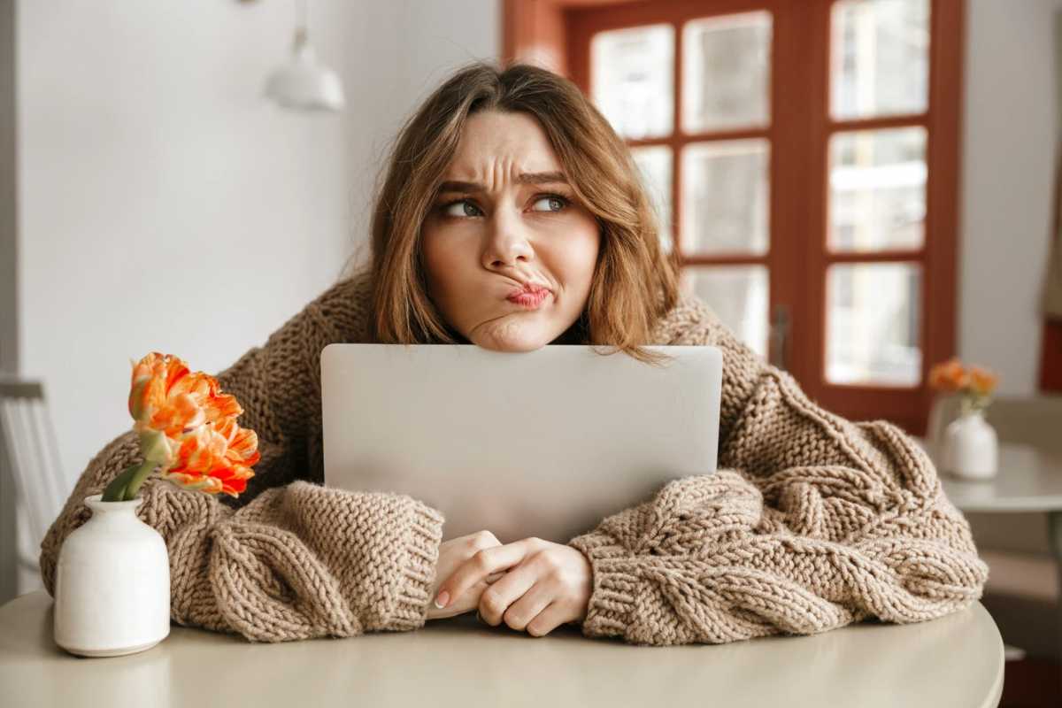 Donna imbronciata al pc