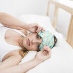 Ragazza che non riesce a dormire stesa a letto