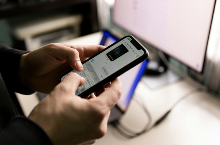 persona con il cellulare in mano che scrive un messaggio
