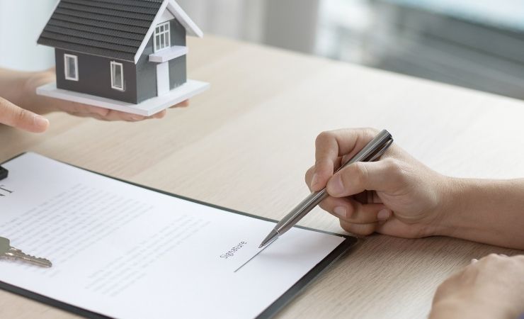 Uomo firma contratto affitto casa