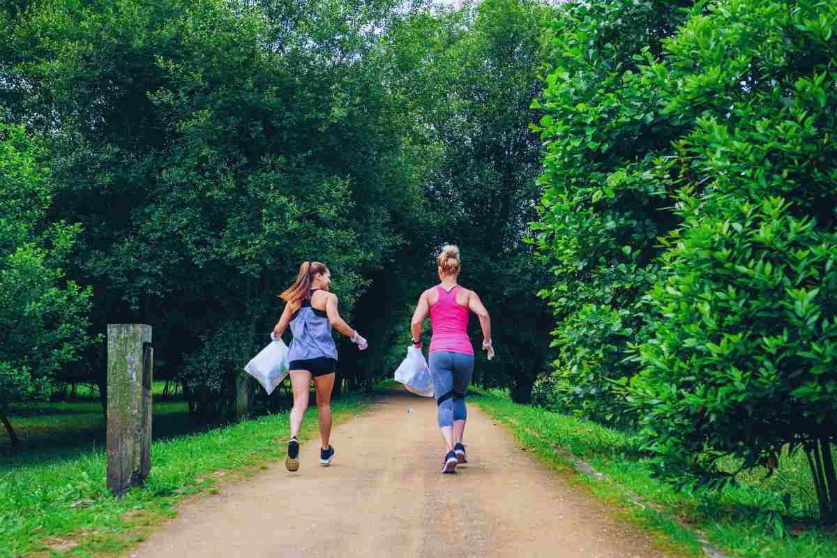 Donne che si dedicano ad una sessione di plogging