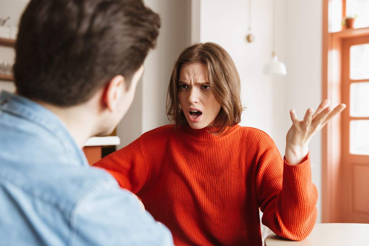 Crisi di coppia, ragazza che urla contro il partner