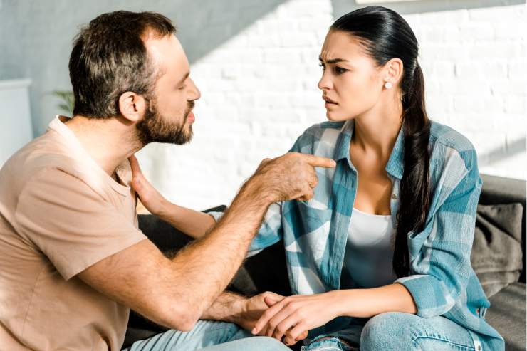 Litigio di coppia uomo e donna