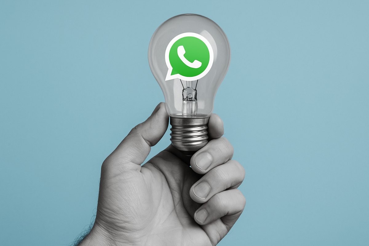 Illustrazione di una mano che tiene una lampadina (idea) e logo WhatsApp all'interno