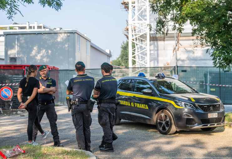 Pattuglia Guardia di Finanza e agenti fuori dalla volante