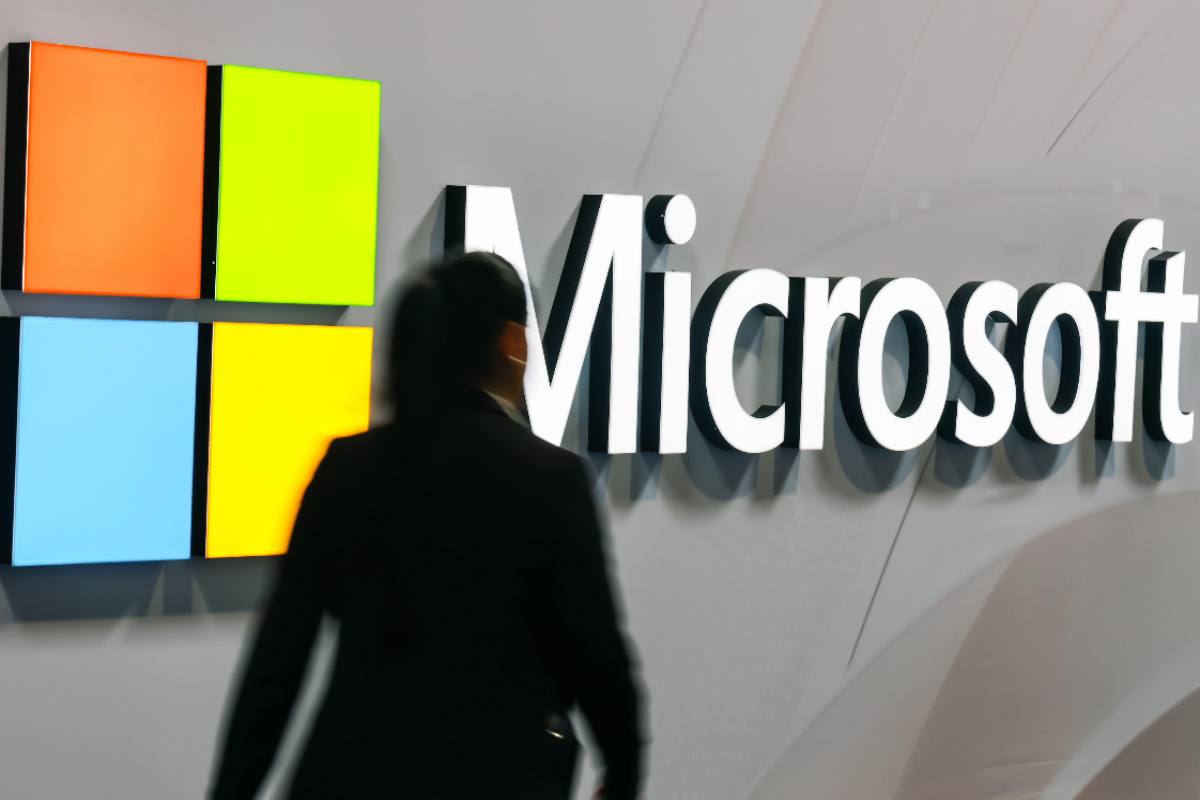 Persona che cammina in un corridoio della sede Microsoft