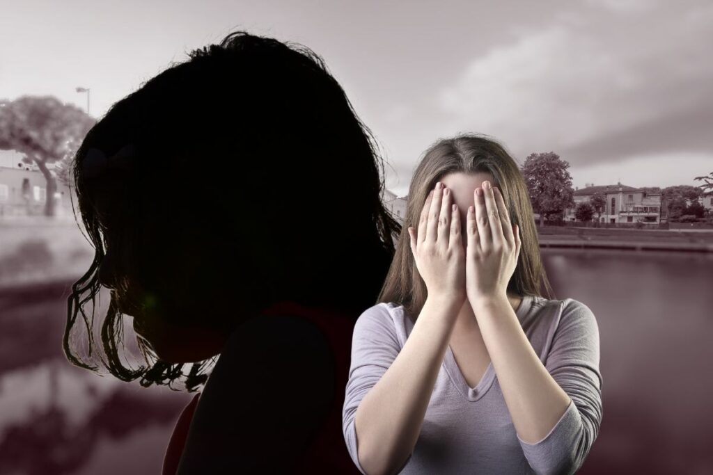 Sagoma bambina e donna che ha paura