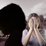 Sagoma bambina e donna che ha paura
