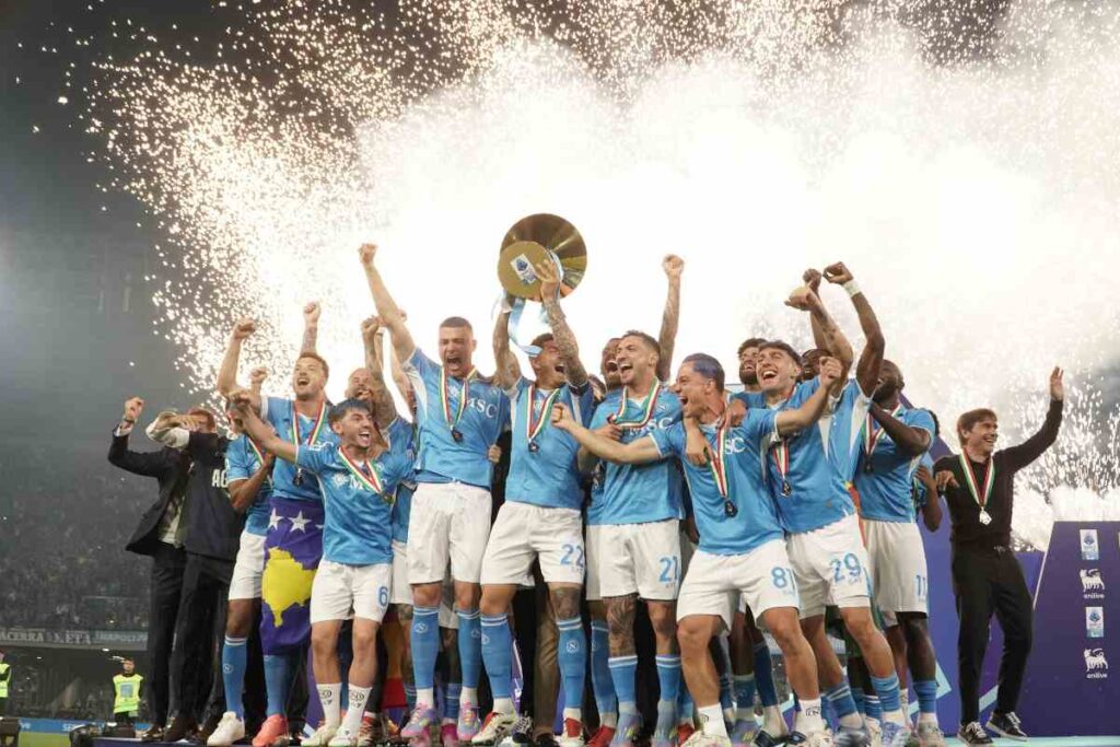 I calciatori del Napoli che festeggiano lo scudetto vinto
