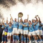 I calciatori del Napoli che festeggiano lo scudetto vinto