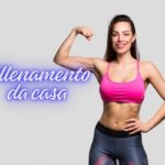 Donna con braccio in alto e scritta 'allenamento da casa'