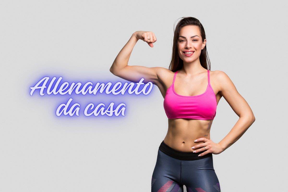 Donna con braccio in alto e scritta 'allenamento da casa'