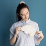 Donna con il disegno di un cervello in mano